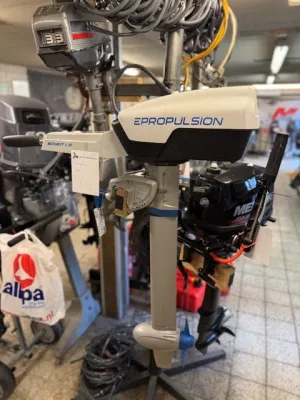 elektrische buitenboordmotor in winkel