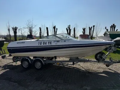 motorboot op trailer naast kade