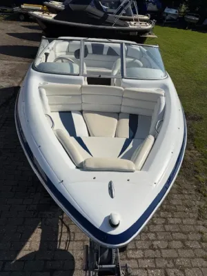 voorzijde van kleine motorboot op trailer