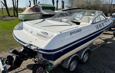 motorboot op trailer buiten