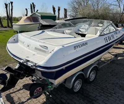 wit motorboot op trailer in buitenomgeving