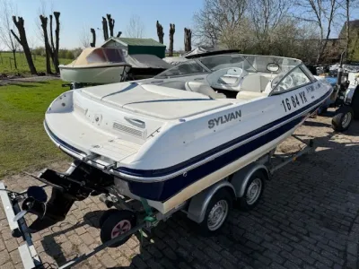 motorboot op trailer buiten