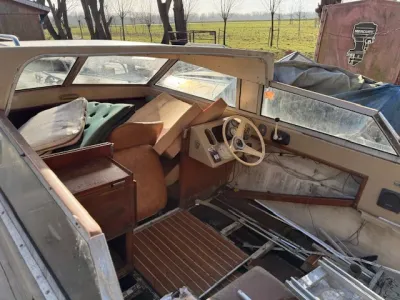 interieur van oude klusboot met verwijderde vloerdelen