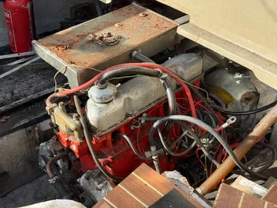 inboordmotor en motorruimte van boot