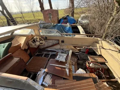 Klusboot op het droge met open interieur