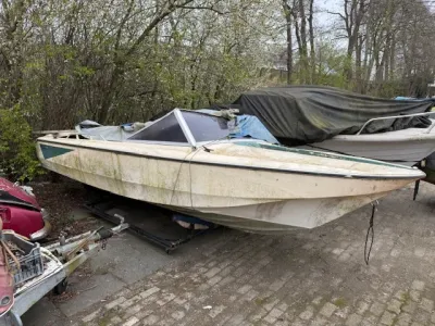 speedboot op trailer in buitenopslag