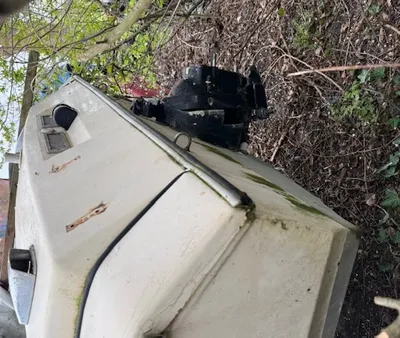 boot op land met zicht op achtersteven en motor