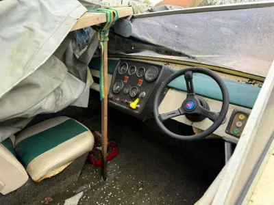 Bootinterieur met stuur en dashboard