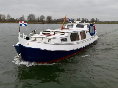 witte motortjalk op rivier
