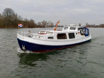 klassieke motortjalk op rustig water