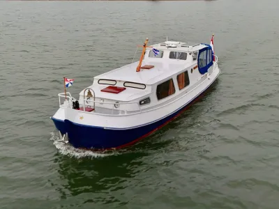 witte motorboot met blauwe romp op het water