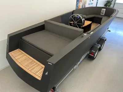 sloep binnen op aanhanger