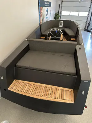 sloep in showroom, achterzijde en kuip zichtbaar