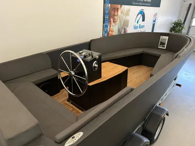 interieur van sloep in showroom