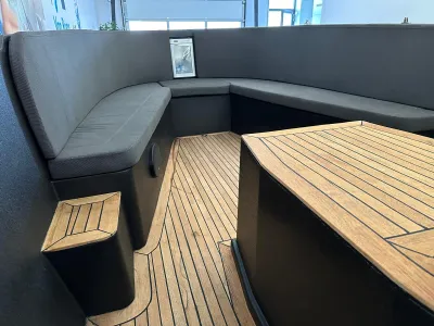 zitgedeelte en teakvloer van sloep