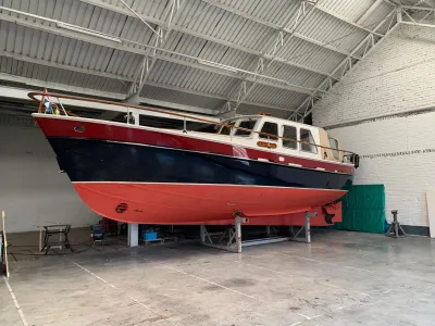 Kotter in een loods op stellingen