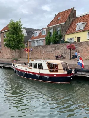 Kotter afgemeerd langs stadskade
