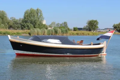 sloep op rustig water met kuiptent