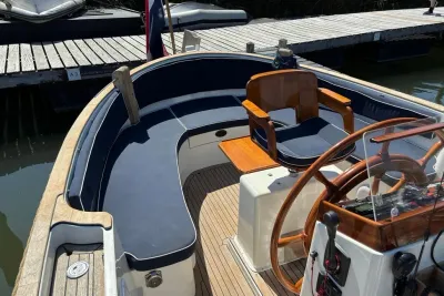 Kuip van sloep met teakvloer en houten stuur