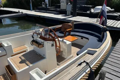 open sloep afgemeerd bij steiger