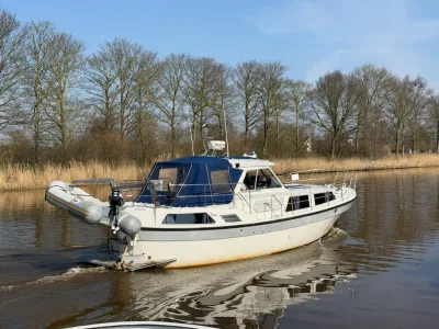 motorjacht varend op rustig kanaal