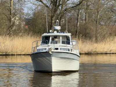 vooraanzicht van motorjacht op het water