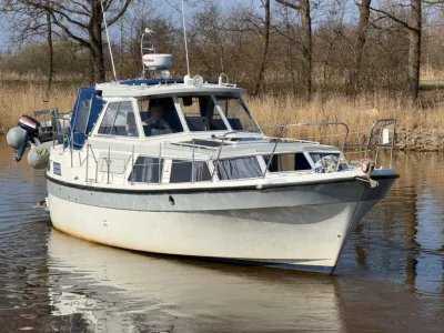 motorjacht aangemeerd op rustige rivier