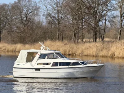 Motorjacht varend op rustig binnenwater