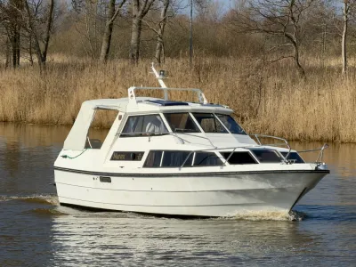 motorboot op rustig water bij rietkraag