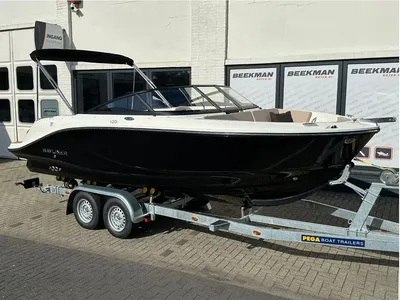 zwart-witte boot op trailer buiten