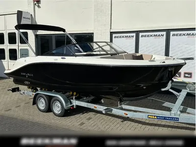zwarte bowrider op trailer bij showroom