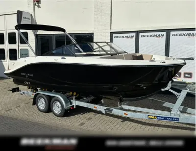 zwarte bowrider op trailer bij showroom