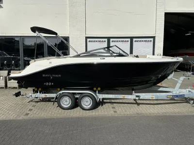 bowrider op trailer voor gebouw