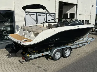 Boot op trailer bij showroom