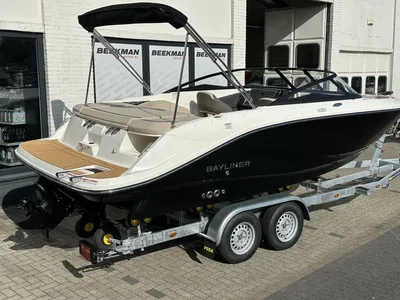 bowrider op trailer bij showroom