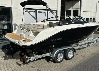 motorboot op trailer voor gebouw