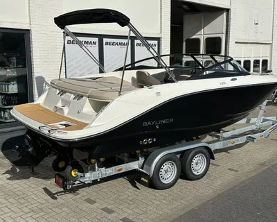zwart-witte boot op trailer bij gebouw