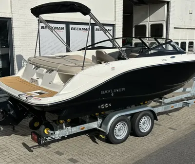 recreatieboot op trailer bij showroom
