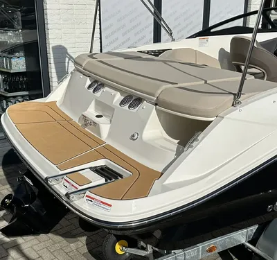 achterzijde van boot op trailer