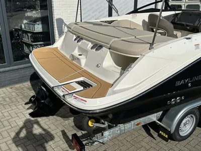 achterzijde van boot op trailer