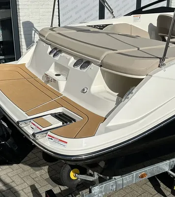 achterdek en zwemplateau van sportboot