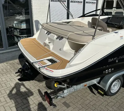 achterzijde van een boot op trailer