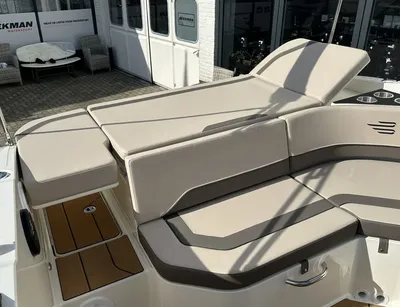 Kuip- en boegzitplaatsen van een boot bij showroom