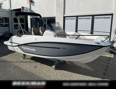 consoleboot op trailer bij showroom