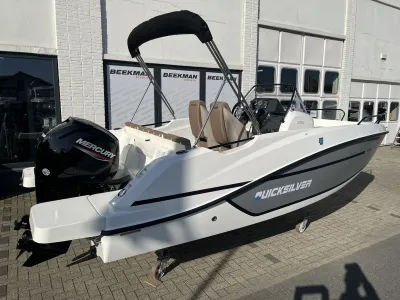 Consoleboot buiten bij een showroom