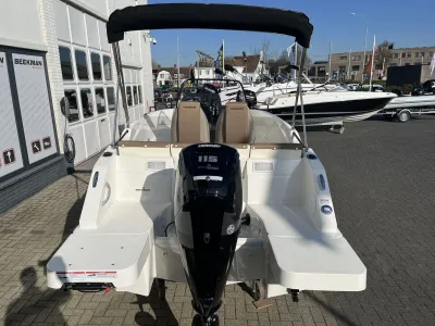 achteraanzicht van consoleboot op kade