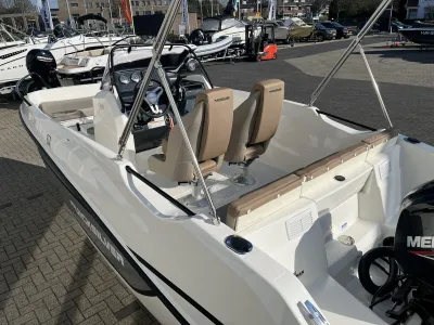 consoleboot bij dealer, zicht op dek en stoelen