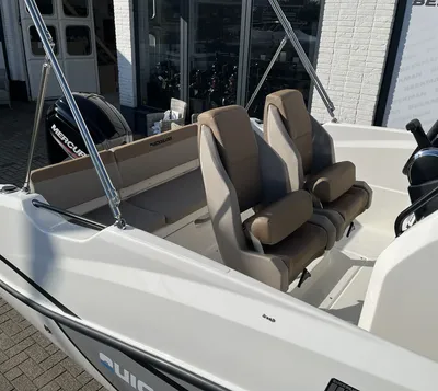 boot met stoelen en stuurconsole
