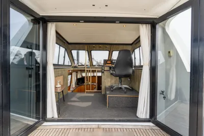 Stuurhuis en salon van jacht