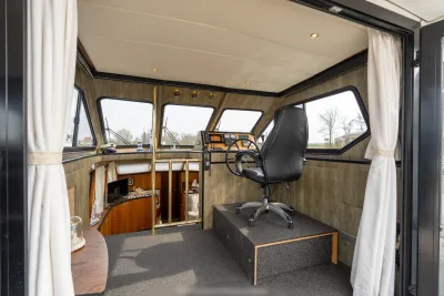 stuurhuis interieur met stoel en ramen